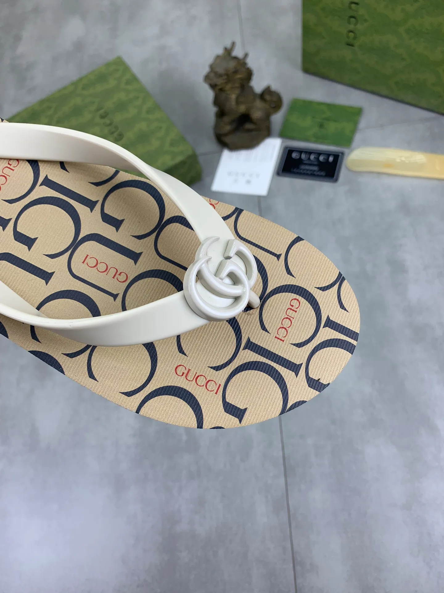 Men's men's shoes 💰P220💰【New style】🆘【GUCCI】Official website's popular Gucci adult couple 🧑‍🤝‍🧑 style, children's flip-flops are on sale at the counter simultaneously! Original fabric imported from Italy. Original bottom provided by the original factory. Size: Adult 36-45. Children’s size: 30-37. Multiple colors available.